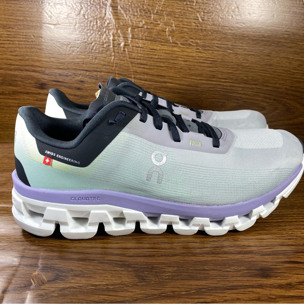 On Cloud Cloudflow women’s shoe size 8.5